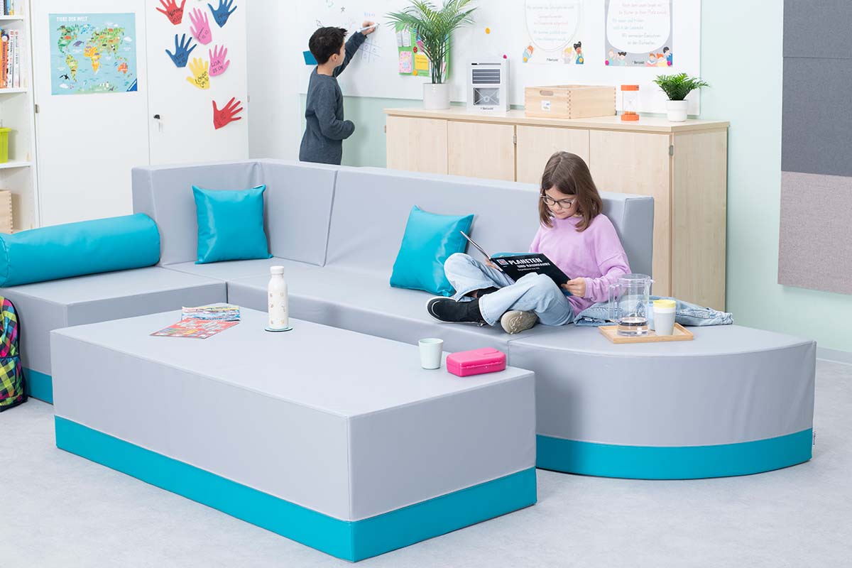 Clubbo Sofaelemente Clubbo Sofaelemente flexibel anordenbar im Raum mit Grundschülern