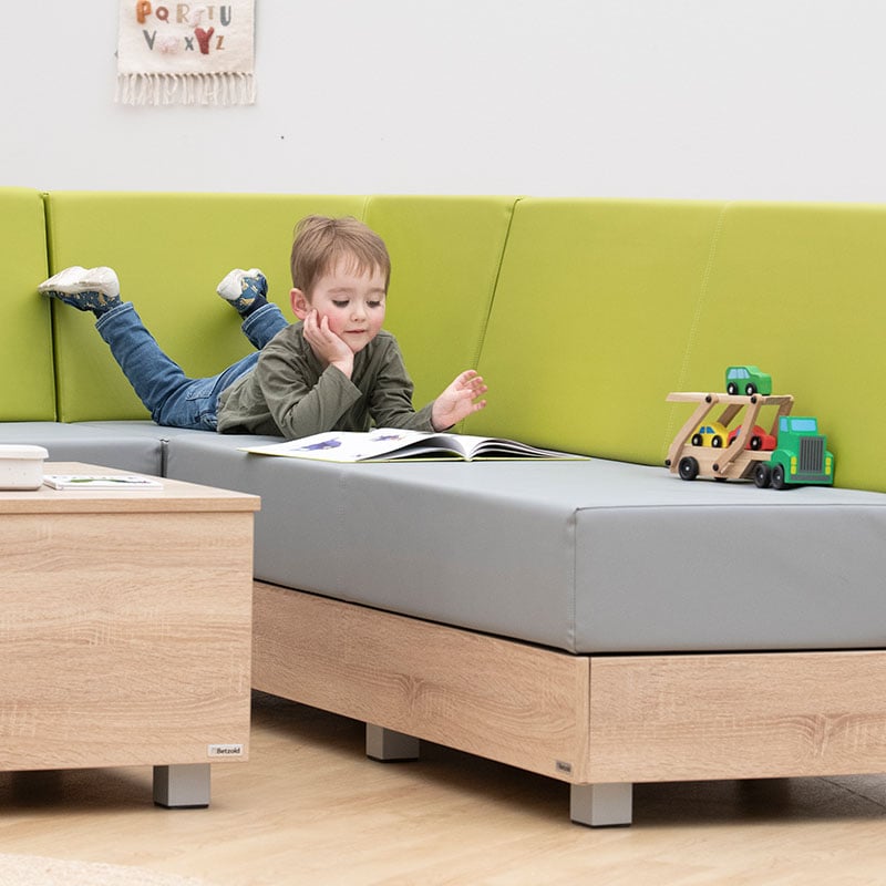 Anwendungsfoto Chillo Sofa mit Chillo Couchtisch in Eiche mit kleinem Jungen