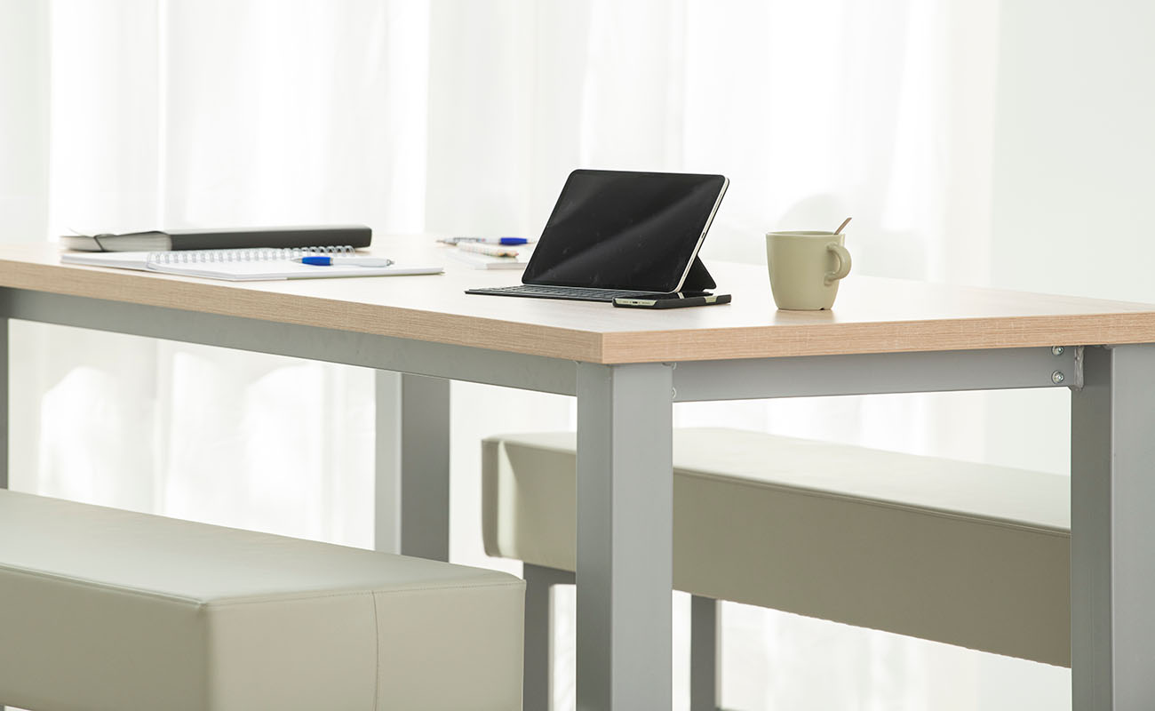 essBar Hochtisch mit Hochbänken Anwendungsbild mit Arbeitsplatz, Tablet und Schreibsachen