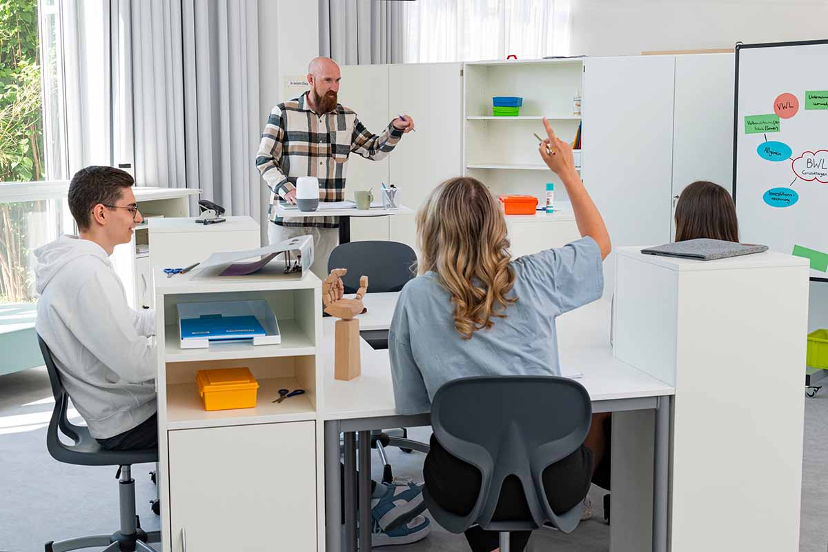 Betzold LernFlex Rechtecktische und Xtra Stühle Betzold LernFlex Rechtecktische und LernFlex Caddys Anwendungsfoto im Klassenzimmer
