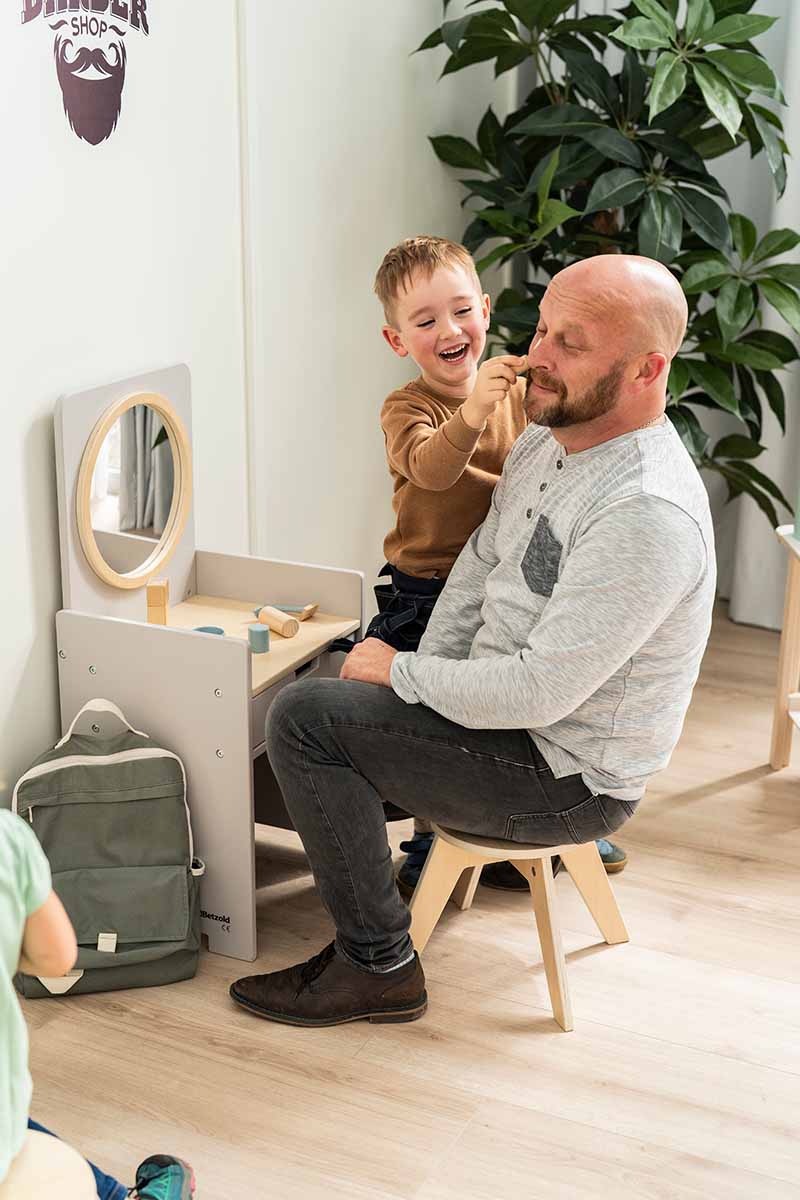 Kinder-Spiegeltisch Kinder-Spiegeltisch Anwendungsfoto mit Erwachsenem und Kind