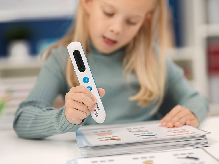 Kind zeigt den Tellimero Edu in die Kamera
