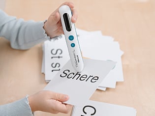 Kind hört Schulaufgaben mit dem Tellimero Edu