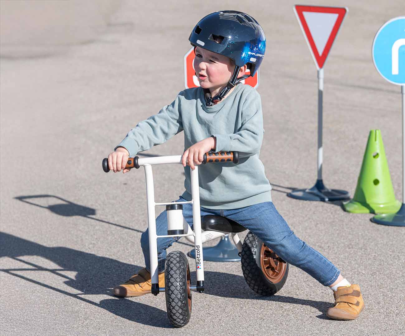 Betzold Laufrad TinyWalk mit verschiedenen Verkehrsschildern