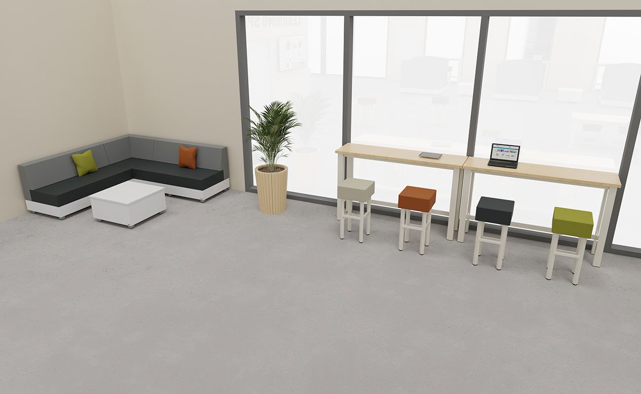 Co-Learning Space LernAtelier Ecke mit essBar Hochtischen und Hochhockern und Chillo Sofa