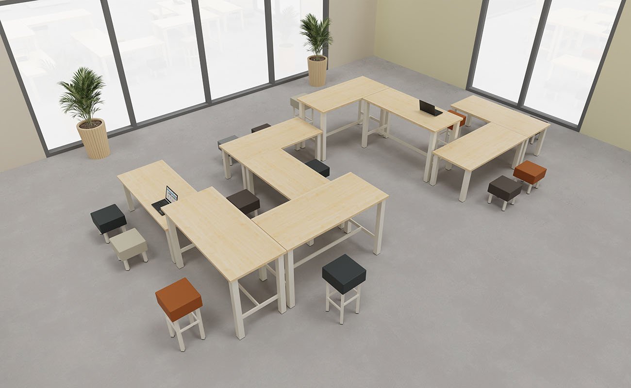 Co-Learning Space Lernatelier Ecke mit verschieden hohen essBar Tischen und Hockern