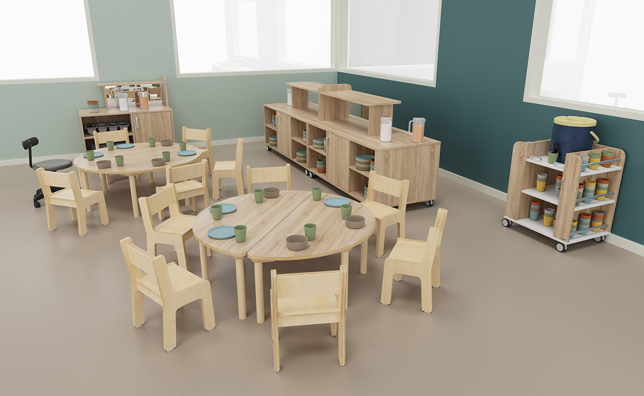 Ess-Ecke Ausschnitt mit Baccus Tisch, Kinderstühlen, Buffetwagen und Magnettafel Haus