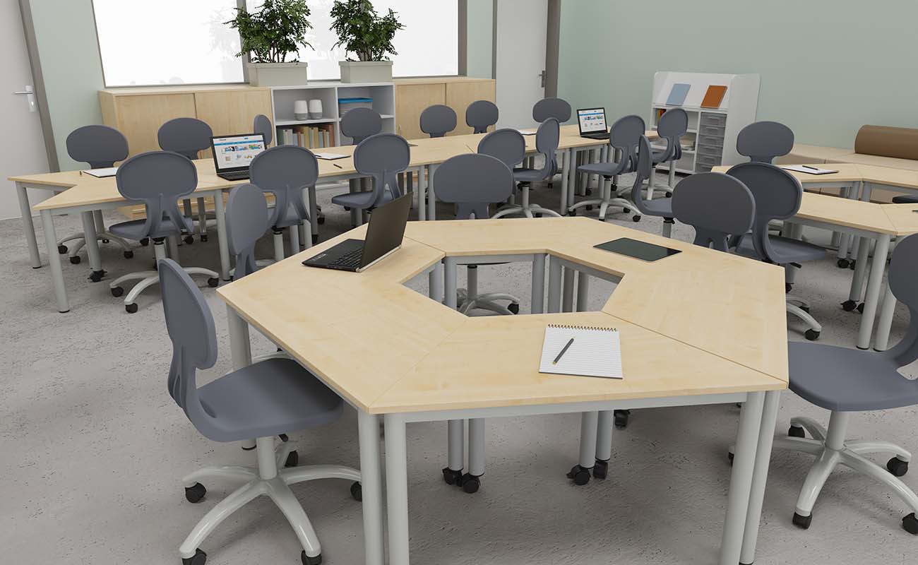 Klassenzimmer Lern-Nest Ausschnitt mit modularen Betzold LernFlex Tischen, X-Tra Stühlen und Chillo Sofa