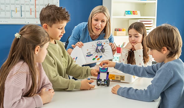 Lehrplanorientiert und praxisnah Lehrerin erklärt Kindern wie LEGO® Education Informatik & KI 8+ programmiert werden kann