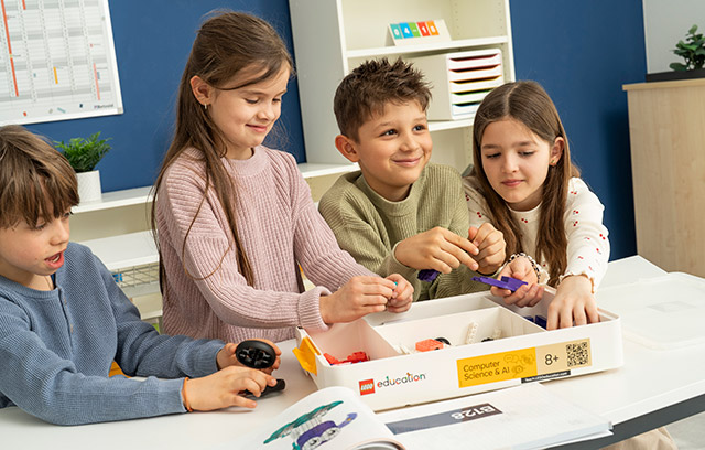 LEGO® Education Informatik & KI 8+ Kinder bauen und programmieren mit dem LEGO® Education Informatik- & KI-Set 8+