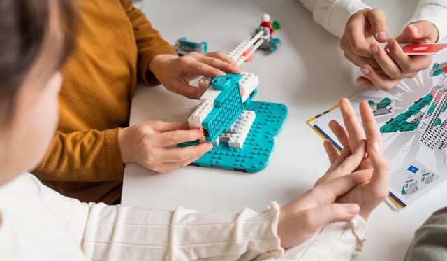 Kinder programmieren mit Hilfe der Anleitung LEGO® Education Informatik & KI