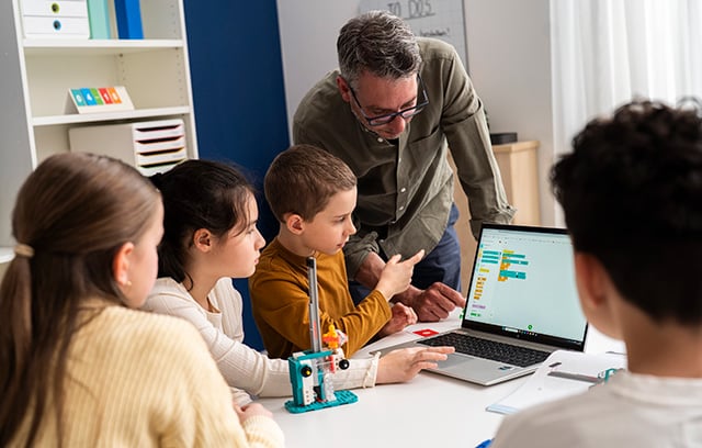 LEGO® Education Informatik & KI 11+ Informatik- & KI-Unterricht mit dem LEGO® Education Informatik- & KI-Set 11+
