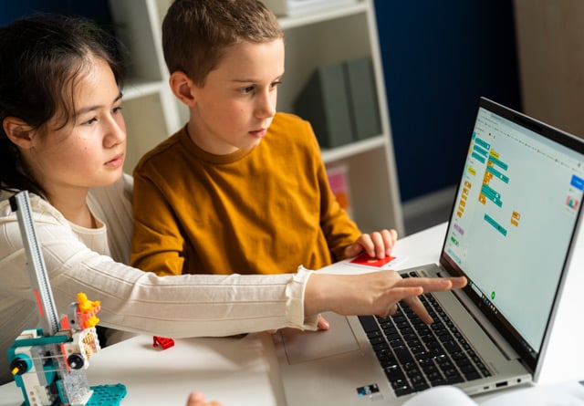 Kinder programmieren Lego Education am Laptop