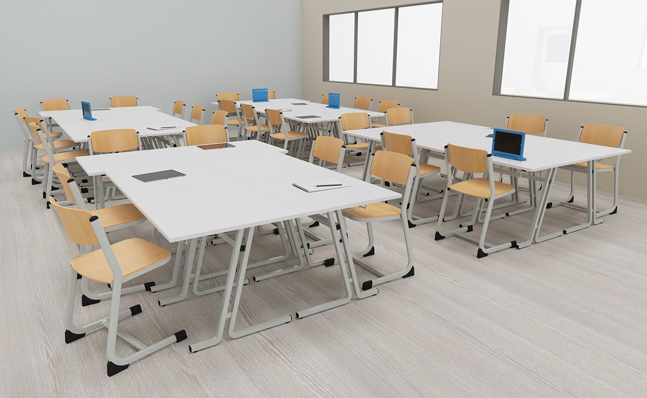 Klassenzimmer Lernraum Ecke mit Unterrichtsbereich mit Einzeltischen und Stühlen