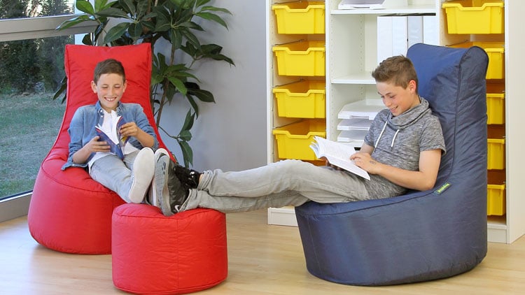 Kinder lesen auf Sitzsäcken
