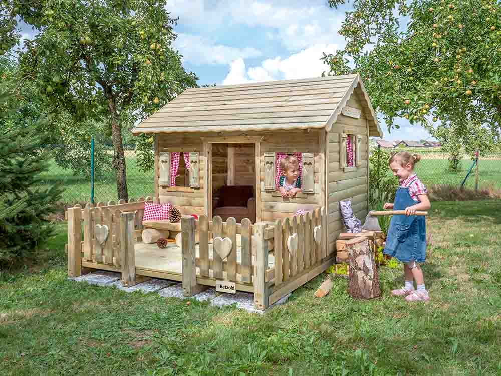Betzold Spielhaus Hüttengaudi mit karierten Vorhängen und kleinem Mädchen