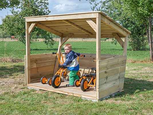 Betzold MultiPort Betzold MultiPort im Grünen mit Fahrzeugen und Kind