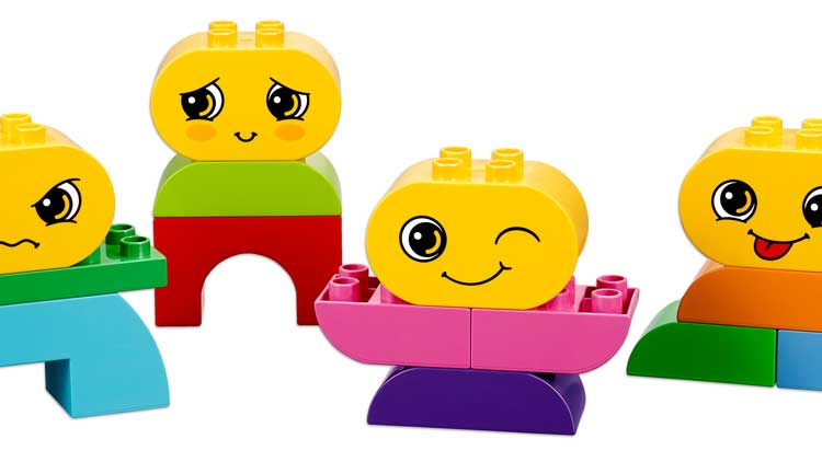 Lego-Figuren mit Gesichtern fördern den emotionalen Asdruck von Kindern und helfen, bilinguale Erziehung zu fördern.