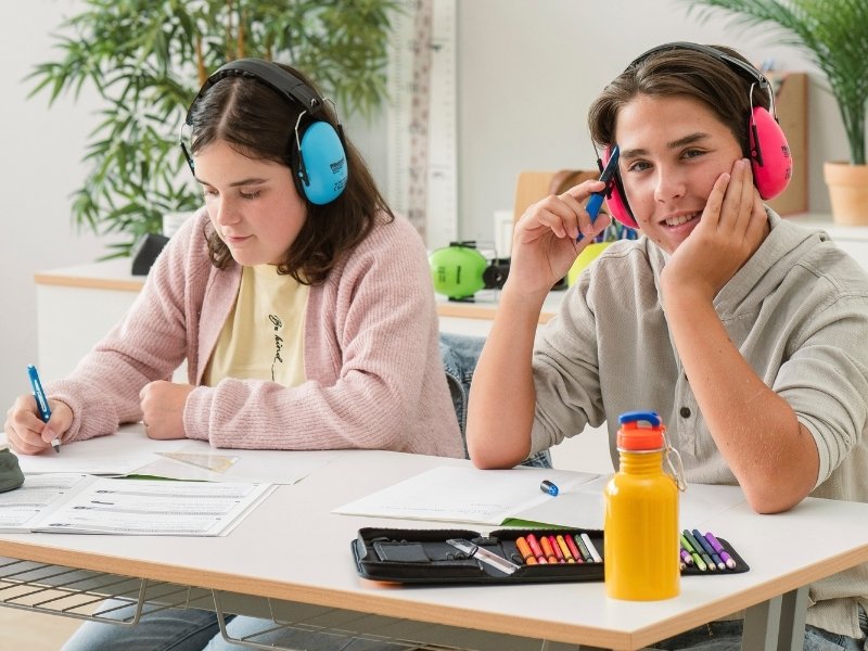 Konzentration Kindergehörschutz Time Timer steht auf dem Pult vor einer Tafel
