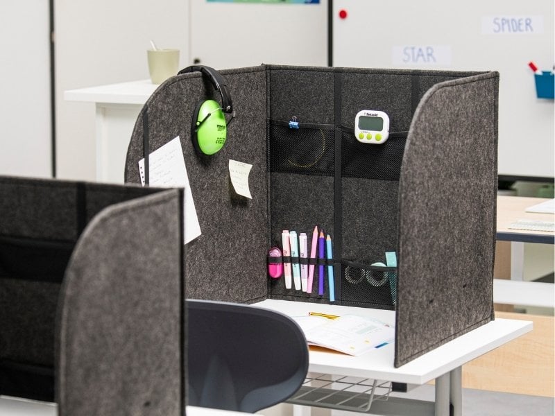 Konzentration Trennwand aufgestellt Trennwand mit Fächern auf einem Tisch im Klassenzimmer