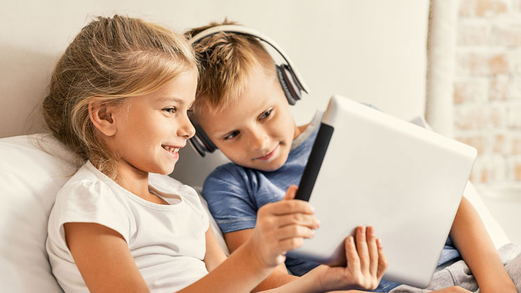 Kinder beschäftigen sich mit einem Tablet-Computer aus dem Betzold Online-Shop.