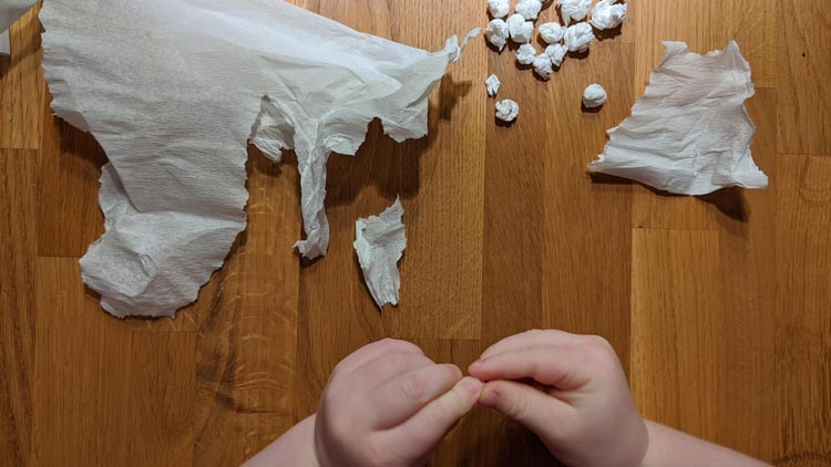 Kind bastelt Schneeflocken für Adventskalender