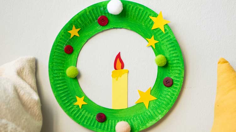 Mit Schere und Klebstoff wird aus einem Pappteller im Nu ein Adventskranz.