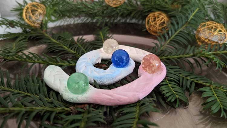 Eine kleine Adventsspirale mit 4 Ausbuchtungen hilft den Kindern, die 4 Adventssonntage abzuzählen.