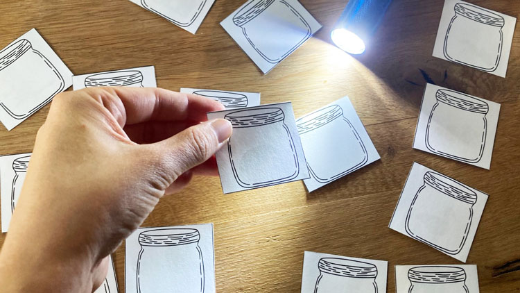 Karte mit aufgedrucktem Glas wird in Hand gehalten