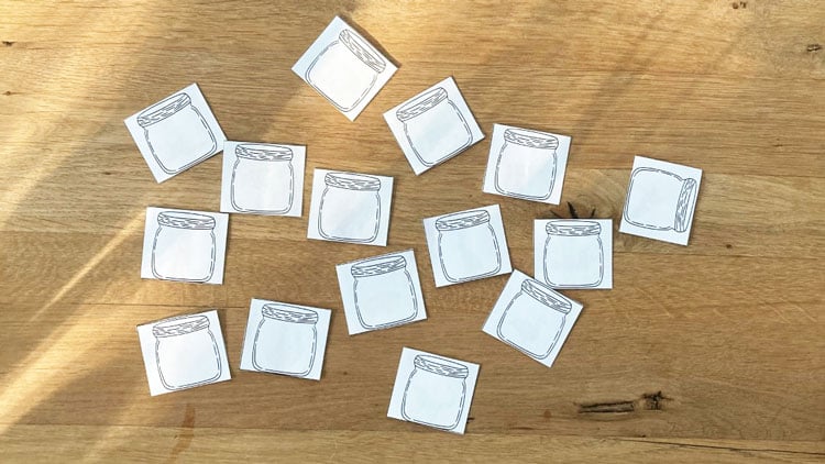 Kärtchen mit aufgedrucktem Glas liegen auf Tisch
