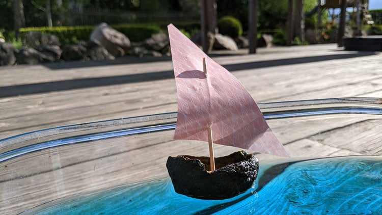 Anleitung für ein Boot, das aus einer Avocadoschale gebastelt wird.