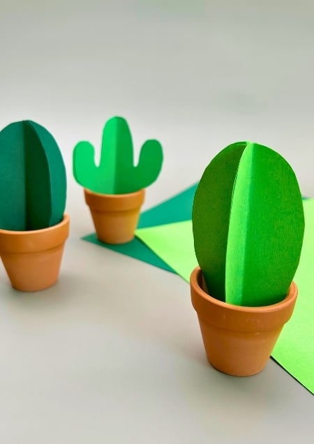 Tonpapier-Kaktus in einem kleinen Terracotta-Topf