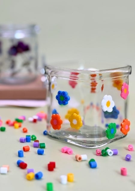 Windlicht aus Glas mit Blumen aus Bügelperlen beklebt