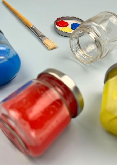 Gläser mit Wasser und Farbe gefüllt
