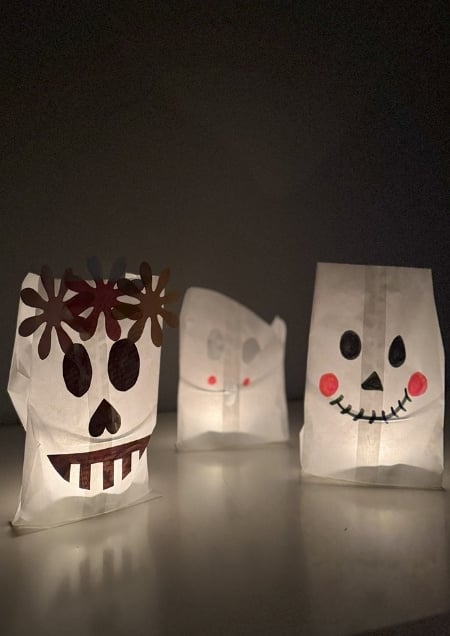 Windlichter in Gespensterform aus Butterbrottüten gebastelt
