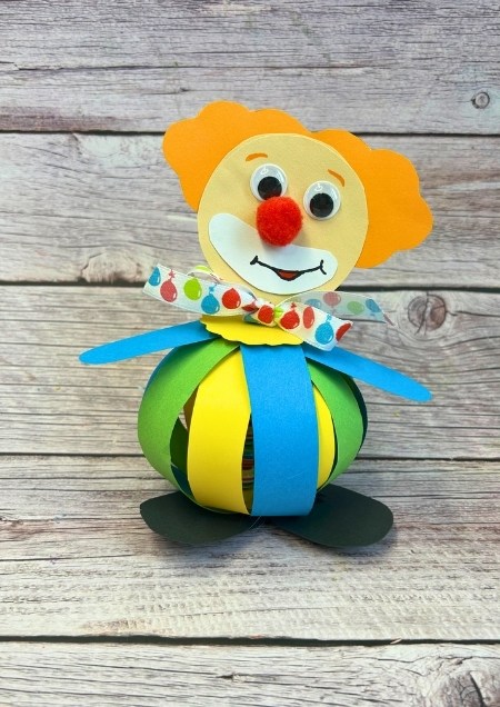 Clown aus Papierstreifen gebastelt