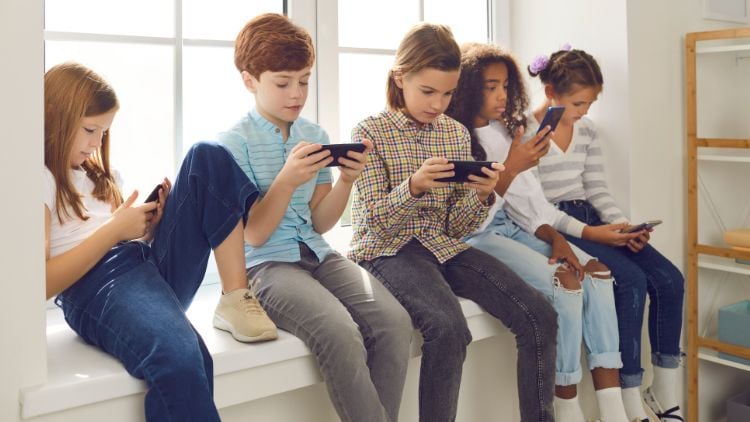 Kinder schauen auf Handys