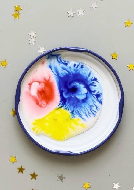 Stilisierte Eiskristalle mit Farbe auf Bastelkleber erzeugt.