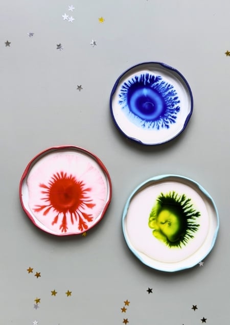 Bunte Farbspuren in Bastelkleber
