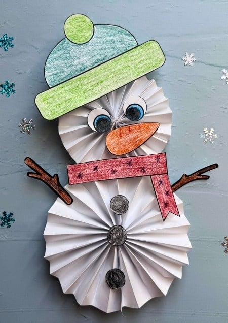schneemann aus Papierkreisen gebastelt, die im Zickzack gefaltet wurden.