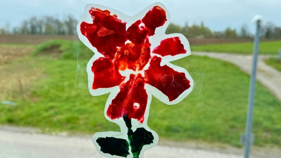 Fensterbild Blume aus Wachsmalstiftresten