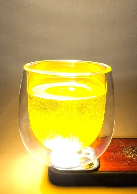 kurkuma im Glas angeleuchtet durch eine taschenlampe