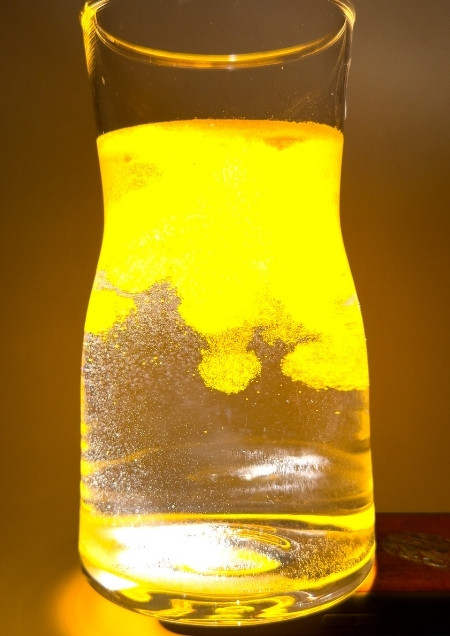 Kurkuma und Salzwasser mit einer Taschenlampe angeleuchtet