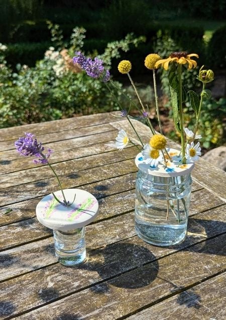 Scheibe aus Modelliermasse, in die Blumengesteckt werden - der Blumenretter