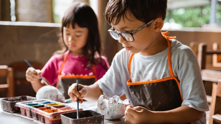 Kinder gestalten mit Farbe modellierte Autos