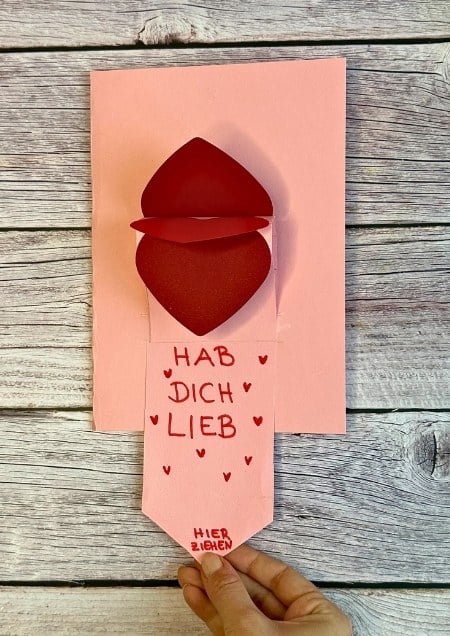 Grußkarte aus Tonpapier mit Herzen , die sich bewegen können.