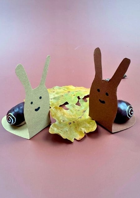 Schnecken gebastelt aus Tonpapier und einer Kastanie