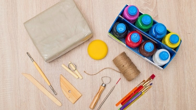 Bastelmaterial für Mobiles aus Modelliermasse