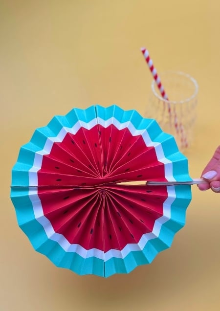 Gebastelter Fächer aus Tonpapier mit Melonenmuster
