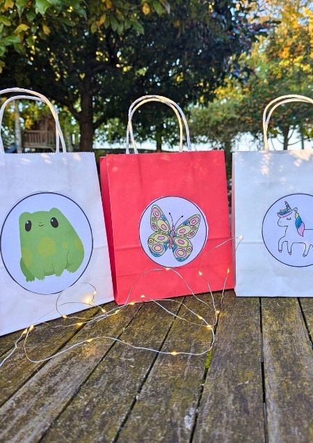 Laternen aus Papiertüten mit unterschiedlichen Motiven